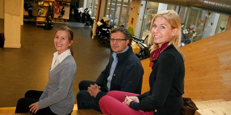 SAMARBEID: Sivilarkitekt Harriet T. Rikheim i Snøhetta (foran t.v.) synes det var en flott utfordring å få tegne en barnehage. Daglig leder Hans Jacob Sundby og styrer Julianne S. Kristiansen er fornøyd med resultatet. SAMARBEID: Sivilarkitekt Harriet T. Rikheim i Snøhetta (foran t.v.) synes det var en flott utfordring å få tegne en barnehage. Daglig leder Hans Jacob Sundby og styrer Julianne S. Kristiansen er fornøyd med resultatet.