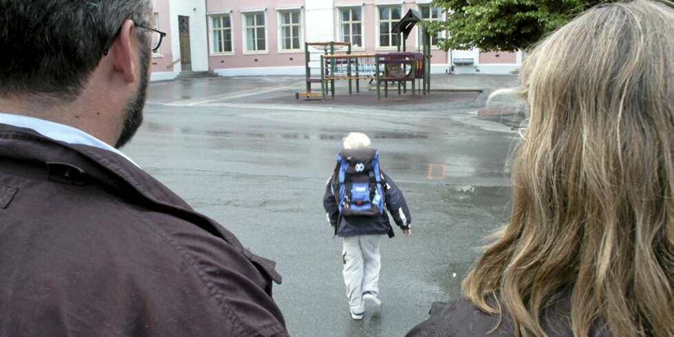 SKOLESTART: Det kan være tøft for foreldrene å sende seksåringen avgårde på skolen. Med disse tipsene får barnet en trygg start. SKOLESTART: Det kan være tøft for foreldrene å sende seksåringen avgårde på skolen. Med disse tipsene får barnet en trygg start.