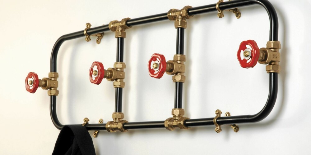 KNAGGEN PÅ PLASS: Nick Fraser har designet denne doble samt en enkel knaggrekke som er industrielt inspirert, nickfraser.co.uk KNAGGEN PÅ PLASS: Nick Fraser har designet denne doble samt en enkel knaggrekke som er industrielt inspirert, nickfraser.co.uk