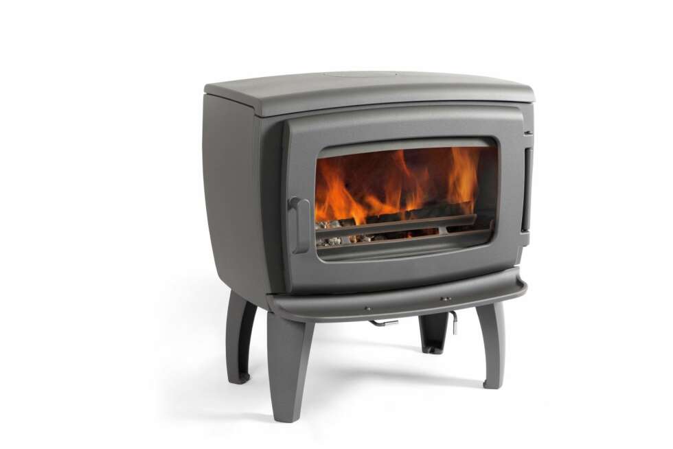 BRED TYPE. Prelude fra Dovre er bred og tar 50 cm brede vedkubber. Den er i solid støpejern, kr 15 625, blant annet hos Maxbo og Byggmakker, dovrepeisen.no BRED TYPE. Prelude fra Dovre er bred og tar 50 cm brede vedkubber. Den er i solid støpejern, kr 15 625, blant annet hos Maxbo og Byggmakker, dovrepeisen.no