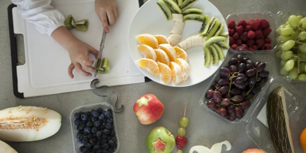 SPIS KUNSTEN: Å lage til morsomme fruktserveringer er en ypperlig aktivitet en lørdags formiddag. Bruk pintrest.com å finne flere ideer til hva dere kan lage av frukt. SPIS KUNSTEN: Å lage til morsomme fruktserveringer er en ypperlig aktivitet en lørdags formiddag. Bruk pintrest.com å finne flere ideer til hva dere kan lage av frukt.