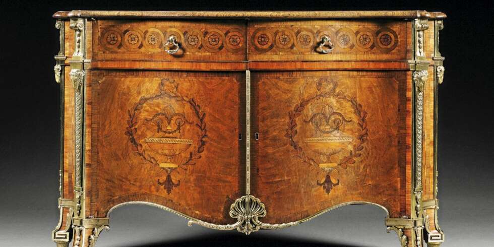 EKSKLUSIVT: Kommoden i lakkert rosentre fra cirka 1770 ble solgt for 35 millioner kroner via auksjonshuset Sothebys 7.desember i år. Kommoden sies å tilhøre møbeldesigner Thomas Chippendale. EKSKLUSIVT: Kommoden i lakkert rosentre fra cirka 1770 ble solgt for 35 millioner kroner via auksjonshuset Sothebys 7.desember i år. Kommoden sies å tilhøre møbeldesigner Thomas Chippendale.