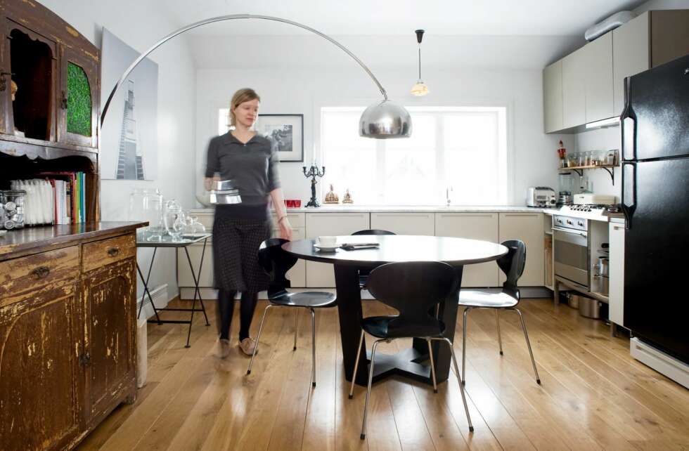 OPPHOLDSROM OG SPISEPLASS: Kjøkkenet er navet i boligen, her er aktivitetsnivået høyest. Skallstolene fra Fritz Hansen er kjøpt brukt, i likhet med det runde bordet. Framskapet og kopien av lampen Arco er kjøpt på nettauksjonen lauritz.com. OPPHOLDSROM OG SPISEPLASS: Kjøkkenet er navet i boligen, her er aktivitetsnivået høyest. Skallstolene fra Fritz Hansen er kjøpt brukt, i likhet med det runde bordet. Framskapet og kopien av lampen Arco er kjøpt på nettauksjonen lauritz.com.