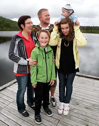 SAMHOLD: Øyvinds ankomst har gitt familien et helt spesielt samhold. Tor Petter, Elin, Christina og Anders er fullstendig sjarmert av attpåklatten. Nå venter de på enda en baby. SAMHOLD: Øyvinds ankomst har gitt familien et helt spesielt samhold. Tor Petter, Elin, Christina og Anders er fullstendig sjarmert av attpåklatten. Nå venter de på enda en baby.