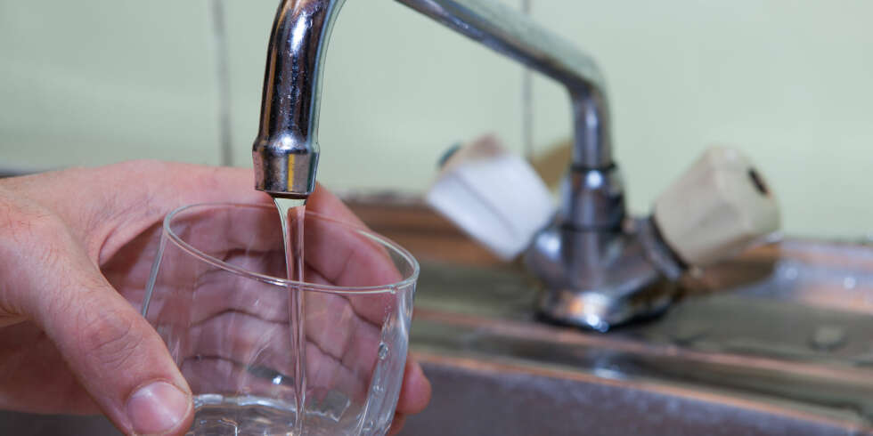 LA DET RENNE: Selv om vannet er kaldt, bør du la det renne en stund før du fyller glasset. LA DET RENNE: Selv om vannet er kaldt, bør du la det renne en stund før du fyller glasset.