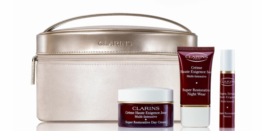 PRODUKTER: Clarins gir bort tre gavepakker med ulike produkter. Blant annet gir de et gavesett med Clarins Super Restorative. Gavesettet består av dagkrem, nattkrem og serum. PRODUKTER: Clarins gir bort tre gavepakker med ulike produkter. Blant annet gir de et gavesett med Clarins Super Restorative. Gavesettet består av dagkrem, nattkrem og serum.