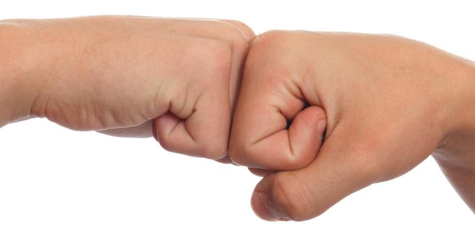 FÆRRE BAKTERIER: En ny undersøkelse viser at en såkalt "fistbump" eller en "high five" sprer færre bakterier enn det å hilse på noen ved å ta dem i hånden. FÆRRE BAKTERIER: En ny undersøkelse viser at en såkalt "fistbump" eller en "high five" sprer færre bakterier enn det å hilse på noen ved å ta dem i hånden.