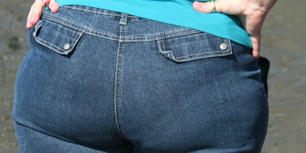 OVERVEKT: - Det som ikke forbrukes i løpet av de første timene legger seg som bagasje på rumpa, sier ernæringsfysiolog Randi Vassbotn Norheim. Hun oppfordrer til å velge sunn lunsj i kantina. OVERVEKT: - Det som ikke forbrukes i løpet av de første timene legger seg som bagasje på rumpa, sier ernæringsfysiolog Randi Vassbotn Norheim. Hun oppfordrer til å velge sunn lunsj i kantina.
