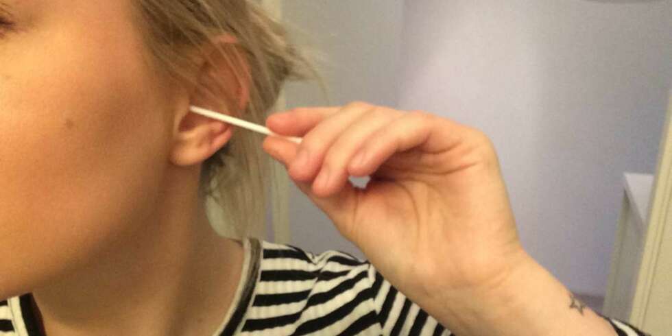 NEI: Du bør ikke vaske eller klø deg i øret med en Q-tips. NEI: Du bør ikke vaske eller klø deg i øret med en Q-tips.