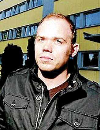- FAR LED EN GRUSOM DØD: Søndag 22. september ble Dagfinn Johansen Dybdal lagt inn på sykehuset i Moss bevisstløs. To dager før hadde han drukket sprit. Etter et døgn på sykehus døde han. Tilbake sitter en bitter sønn, som først opplevde at bakmennene i Portugal (de som hadde tilsatt metanol) ble frifunnet i retten og deretter at selgerne i Norge ikke er blitt stilt til ansvar. ¿ Far var en såkalt kveldsalkis, og smuglersprit var vanlig. Spriten som tok kverken på ham, kjøpte han av de to sønnene til samboeren hans, forteller John Ole Johansen Dybdal. ¿ Da jeg møtte far på fredagen, var han rar. Han trodde han hadde falt i trappa, klagde over vondt i siden. En tredjedel av ryggen hans var helt svart. Det var grusomt. Lørdag hørte jeg ingenting fra ham. Det siste han sa til samboeren sin på vei inn i ambulansen, var: Jeg ser deg ikke! Sønnene hennes gråt like mye som jeg og søsteren min i begravelsen. Det sier litt om dårlig samvittighet, sier John Ole, som mener at politiet i denne enkeltsaken gjorde en slett jobb. - Selgerne slapp unna alt. - FAR LED EN GRUSOM DØD: Søndag 22. september ble Dagfinn Johansen Dybdal lagt inn på sykehuset i Moss bevisstløs. To dager før hadde han drukket sprit. Etter et døgn på sykehus døde han. Tilbake sitter en bitter sønn, som først opplevde at bakmennene i Portugal (de som hadde tilsatt metanol) ble frifunnet i retten og deretter at selgerne i Norge ikke er blitt stilt til ansvar. ¿ Far var en såkalt kveldsalkis, og smuglersprit var vanlig. Spriten som tok kverken på ham, kjøpte han av de to sønnene til samboeren hans, forteller John Ole Johansen Dybdal. ¿ Da jeg møtte far på fredagen, var han rar. Han trodde han hadde falt i trappa, klagde over vondt i siden. En tredjedel av ryggen hans var helt svart. Det var grusomt. Lørdag hørte jeg ingenting fra ham. Det siste han sa til samboeren sin på vei inn i ambulansen, var: Jeg ser deg ikke! Sønnene hennes gråt like mye som jeg og søsteren min i begravelsen. Det sier litt om dårlig samvittighet, sier John Ole, som mener at politiet i denne enkeltsaken gjorde en slett jobb. - Selgerne slapp unna alt.