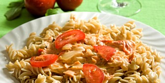 Røkt laks med basilikum, tomater og pasta anbefales. Røkt laks med basilikum, tomater og pasta anbefales.