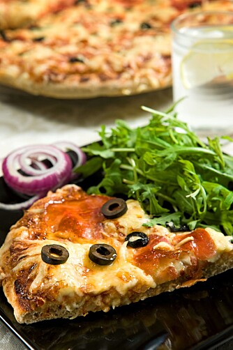 Hjemmelaget, sunn og god fullkornpizza. Hjemmelaget, sunn og god fullkornpizza.