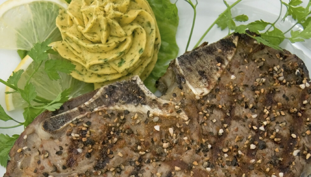 LAVKARBO: Middag med kotelett og kryddersmør. LAVKARBO: Middag med kotelett og kryddersmør.