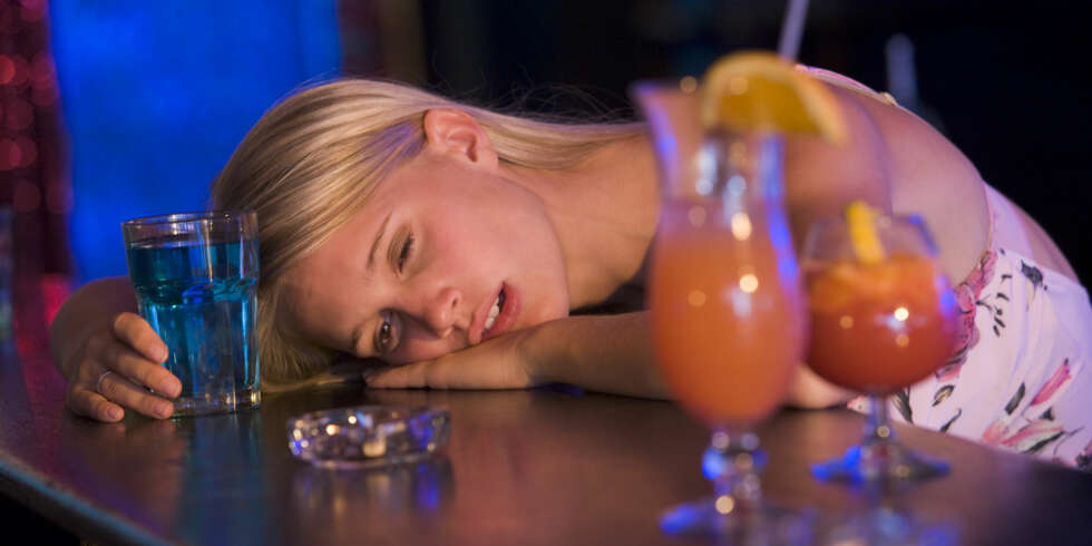 FOR MYE ALKOHOL: Forsøk å lær deg tegnene på at du er for full. Snøvler du? Ler du litt rart? Synger du på do? ILLUSTRASJONSFOTO: Colourbox FOR MYE ALKOHOL: Forsøk å lær deg tegnene på at du er for full. Snøvler du? Ler du litt rart? Synger du på do? ILLUSTRASJONSFOTO: Colourbox