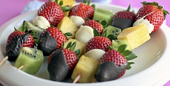 FRUKTSPIDD: Jordbærspidd er en lekker fristelse. Du kan bruke andre bær om du ikke får tak i jordbær. Illustrasjonsfoto: <a href="http://www.frukt.no">Frukt.no</a> FRUKTSPIDD: Jordbærspidd er en lekker fristelse. Du kan bruke andre bær om du ikke får tak i jordbær. Illustrasjonsfoto: <a href="http://www.frukt.no">Frukt.no</a>
