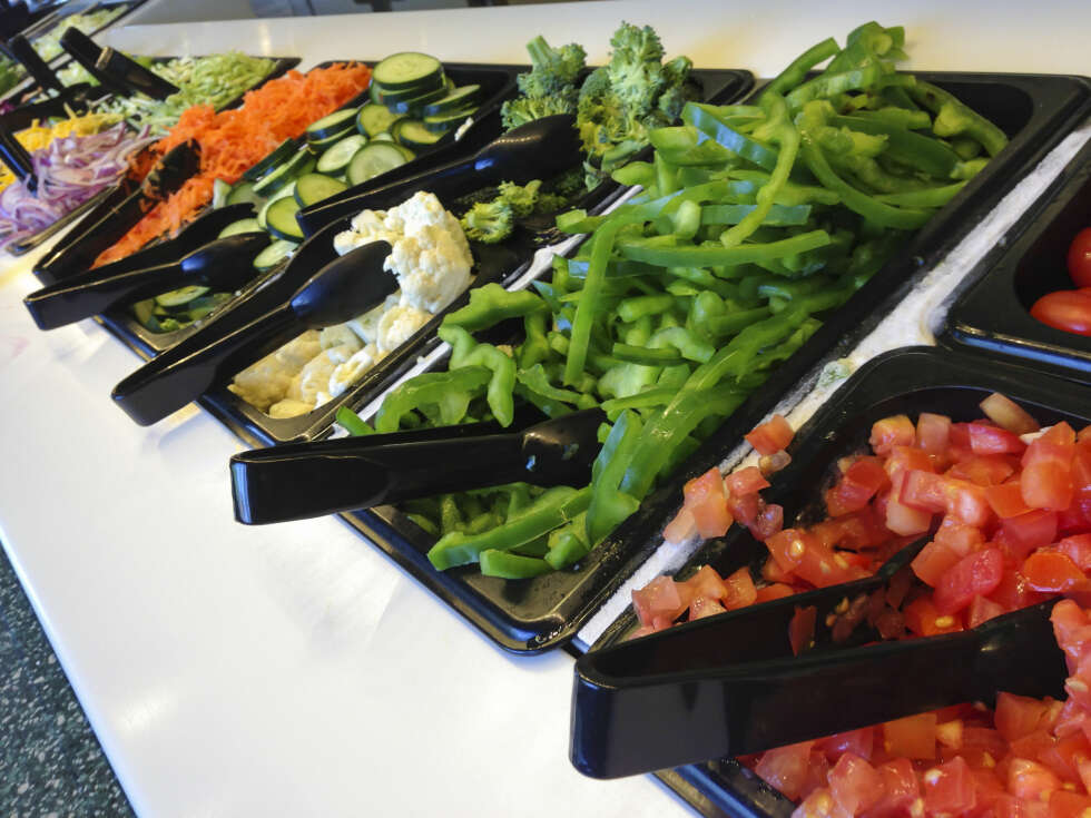 SALATBAR: Hvis det er salatbar på jobben din, er det ingen sak å spise en sunn lunsj. SALATBAR: Hvis det er salatbar på jobben din, er det ingen sak å spise en sunn lunsj.