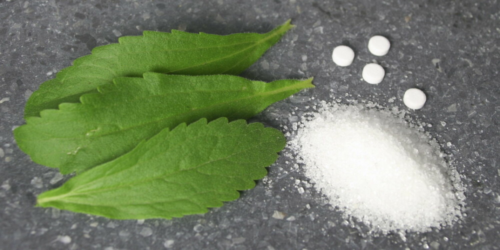 SØTE SAKER: sukkerbladene Stevia, sakkarin i suketter og hvitt sukker SØTE SAKER: sukkerbladene Stevia, sakkarin i suketter og hvitt sukker