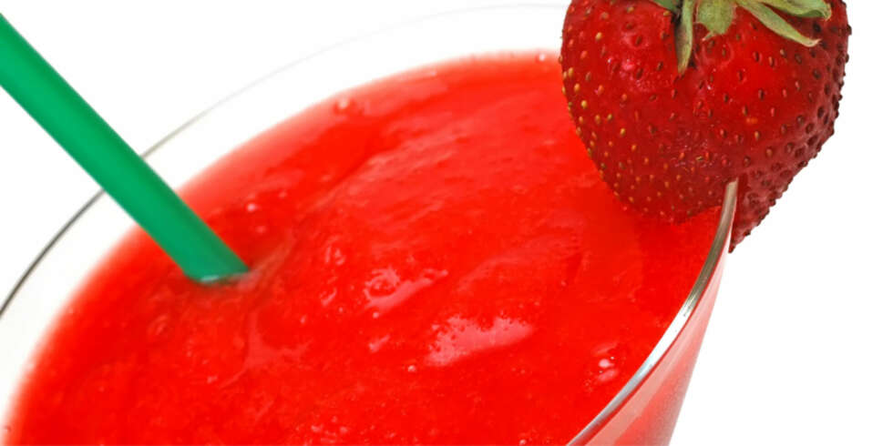 SUNN COCKTAIL? Det hevdes at jordbærene blir enda sunnere balndet med alkohol, som i drinken strawberry daiquiri. SUNN COCKTAIL? Det hevdes at jordbærene blir enda sunnere balndet med alkohol, som i drinken strawberry daiquiri.