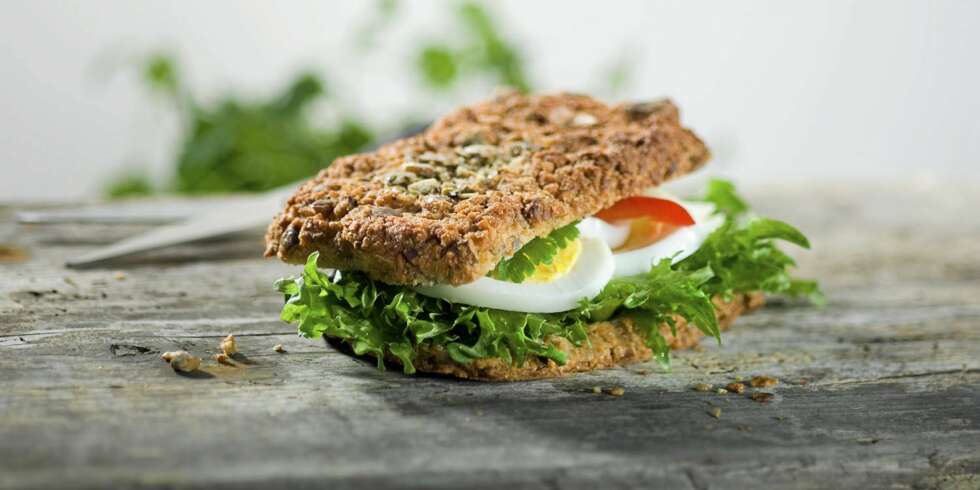 MED NØTTER: Oppskriften på denne valnøttsandwichen holder til 20 små eller 12 store rundtykker. MED NØTTER: Oppskriften på denne valnøttsandwichen holder til 20 små eller 12 store rundtykker.