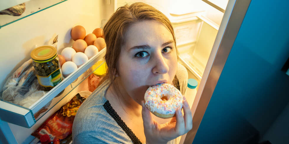 FJERN SNOPET: Har du usunne matvarer i hus, er det lettere å fråtse. ILLUSTRASJONSFOTO: Colourbox FJERN SNOPET: Har du usunne matvarer i hus, er det lettere å fråtse. ILLUSTRASJONSFOTO: Colourbox