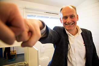 NY HILSEMÅTE: Espen Agnalt, administrerende direktør i Rentokil Initial, slår et slag for fistbumping som hilsemetode. NY HILSEMÅTE: Espen Agnalt, administrerende direktør i Rentokil Initial, slår et slag for fistbumping som hilsemetode.