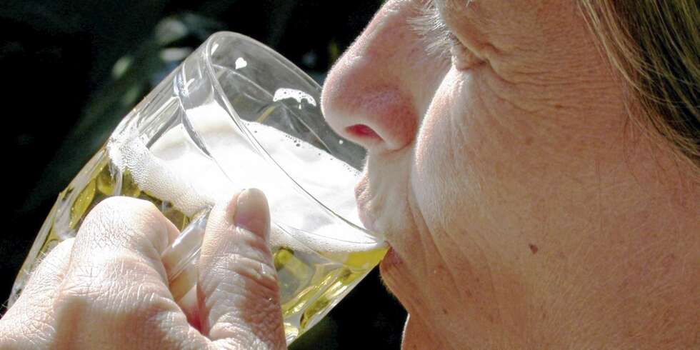 KALORIER: Hvis du koser deg med et par halvlitere med pils får du i deg 400 kalorier. Tilsvarende mengde brus inneholder 420 kalorier, ifølge ernæringsekspert. KALORIER: Hvis du koser deg med et par halvlitere med pils får du i deg 400 kalorier. Tilsvarende mengde brus inneholder 420 kalorier, ifølge ernæringsekspert.