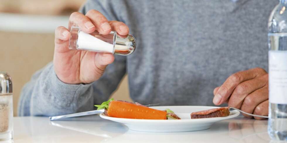 NEI: Ikke dryss ekstra salt over maten, du får mer enn nok salt. Prøv andre smakstilsetninger, for eksempel pepper. NEI: Ikke dryss ekstra salt over maten, du får mer enn nok salt. Prøv andre smakstilsetninger, for eksempel pepper.