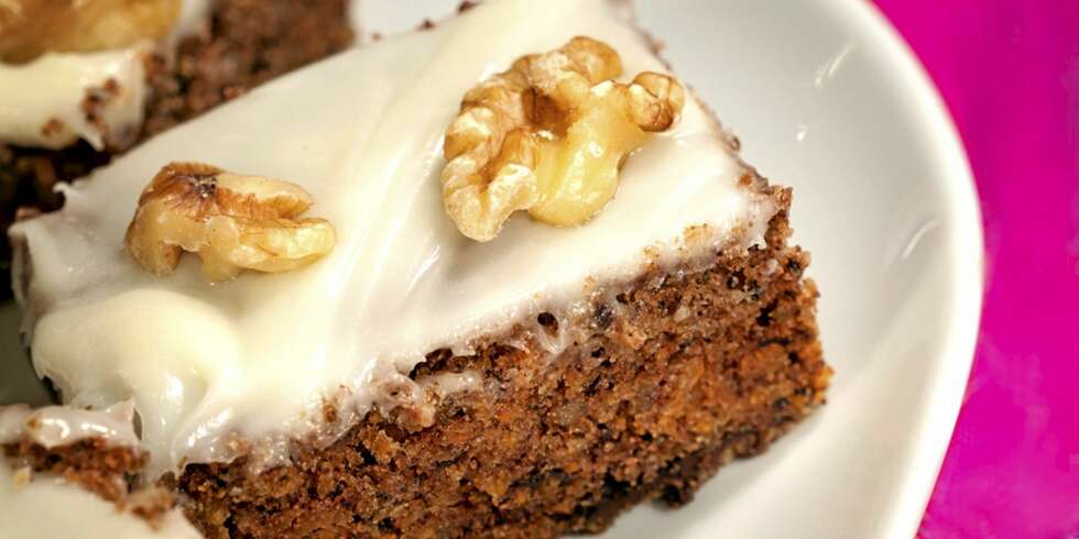 SAFTIG KAKE: Laget med speltmel og kokosolje. De lærde strides om hvorvidt kokosolje er sunt, med tanke på at den inneholder mye mettet fett. SAFTIG KAKE: Laget med speltmel og kokosolje. De lærde strides om hvorvidt kokosolje er sunt, med tanke på at den inneholder mye mettet fett.