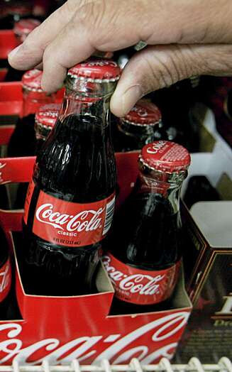 COLA I KASSEVIS: Det blir mange flasker Coca-Cola om dagen på Jan Kvalheim, hvis han holder seg de gammeldagse kvartliter-flaskene i glass. COLA I KASSEVIS: Det blir mange flasker Coca-Cola om dagen på Jan Kvalheim, hvis han holder seg de gammeldagse kvartliter-flaskene i glass.