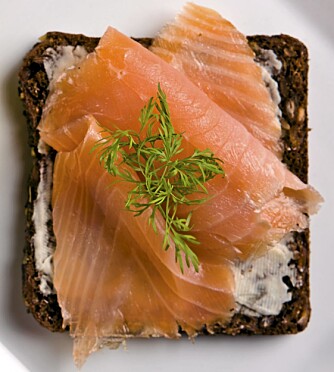 LAKS: De eneste kildene til vitamin D i kostholdet vårt, er fet fisk som for eksempel laks, ekstra lett melk som er tilsatt D-vitamin, samt smør og margarin. LAKS: De eneste kildene til vitamin D i kostholdet vårt, er fet fisk som for eksempel laks, ekstra lett melk som er tilsatt D-vitamin, samt smør og margarin.