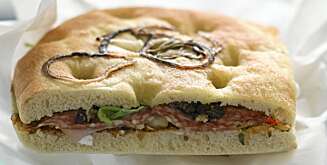 FOCACCIA: Velg kylling, skinke eller mozzarella fremfor salami, neste gang du spiser calzone, focaccia, ciabatta eller lignende. FOCACCIA: Velg kylling, skinke eller mozzarella fremfor salami, neste gang du spiser calzone, focaccia, ciabatta eller lignende.