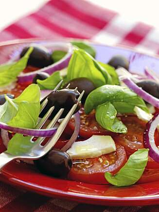 NED I VEKT: Hvis du spiser salat til måltidet spiser du færre kalorier enn ellers. Bonusen er ned i vekt og bedre helse. NED I VEKT: Hvis du spiser salat til måltidet spiser du færre kalorier enn ellers. Bonusen er ned i vekt og bedre helse.