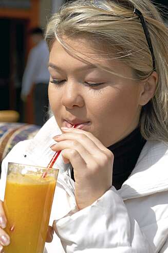 Juice og brus har nesten like mange kalorier, men juice gir deg vitaminer og antioksidanter. Det er allikevel ikke smart å drikke masse juice hver dag. Juice og brus har nesten like mange kalorier, men juice gir deg vitaminer og antioksidanter. Det er allikevel ikke smart å drikke masse juice hver dag.