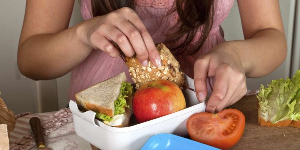 MATPAKKE: Det anbefales å pakke to matpakker, så har du mat som mellommåltid en liten stund før du går fra jobb. MATPAKKE: Det anbefales å pakke to matpakker, så har du mat som mellommåltid en liten stund før du går fra jobb.