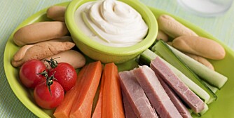 SNACKS: Lag dipp av yoghurt og dippulver og spis dette sammen med gulrot, kålrotskiver, blomkål eller sukkererter i stedet for potetchips. SNACKS: Lag dipp av yoghurt og dippulver og spis dette sammen med gulrot, kålrotskiver, blomkål eller sukkererter i stedet for potetchips.