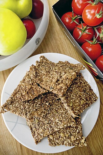 KNEKKEBRØD:Gro baker knekkebrødene sine selv. Da er hun sikker på at de blir både grove og gode. KNEKKEBRØD:Gro baker knekkebrødene sine selv. Da er hun sikker på at de blir både grove og gode.