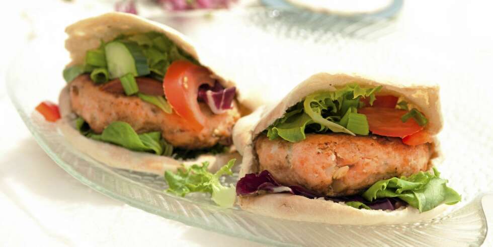 LUNSJ: Lakseburger i grov pita med dressing. LUNSJ: Lakseburger i grov pita med dressing.