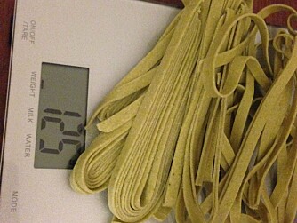EN PORSJON: 125 gram grønnsakspasta, mål opp på vekt. FOTO: Jenny Mina Rødahl EN PORSJON: 125 gram grønnsakspasta, mål opp på vekt. FOTO: Jenny Mina Rødahl