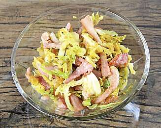 SAVOYKÅL: Med epler, bacon og sjarlottløk. SAVOYKÅL: Med epler, bacon og sjarlottløk.