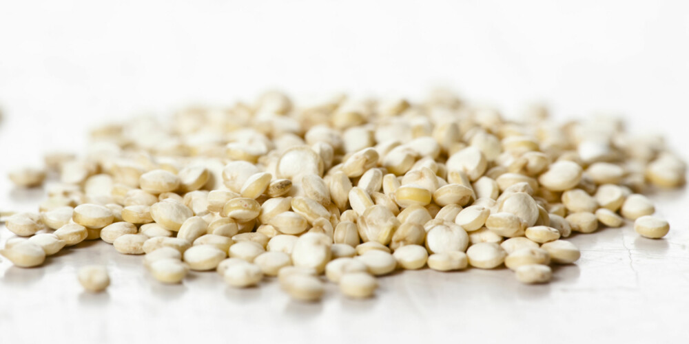 QUINOA: Den vanligste quinoaen er hvit eller gulhvit i fargen, men du kan også få den i rød og sort. QUINOA: Den vanligste quinoaen er hvit eller gulhvit i fargen, men du kan også få den i rød og sort.