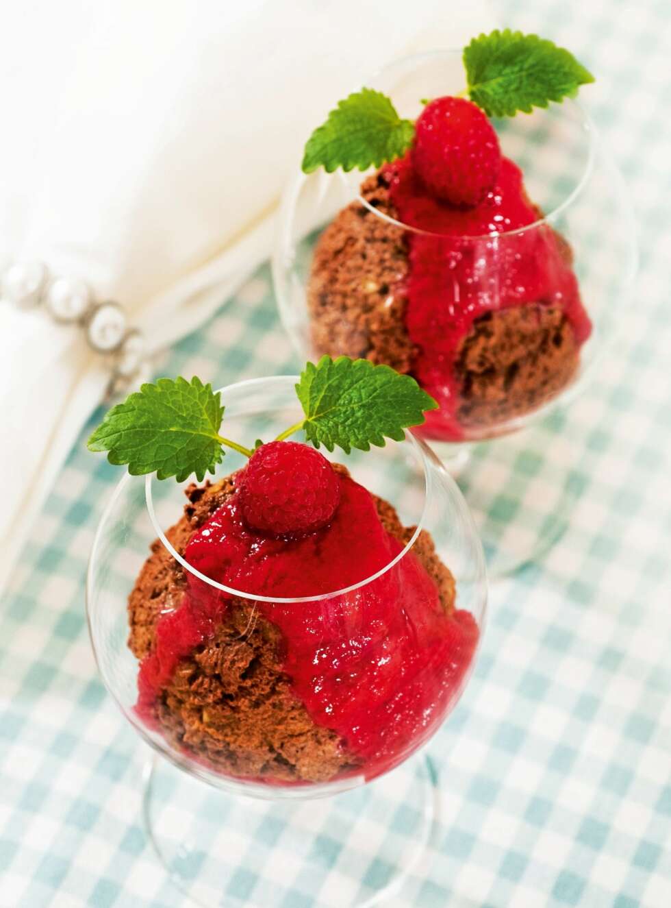 DESSERT: Hasselnøttmousse med bringebærcoulis DESSERT: Hasselnøttmousse med bringebærcoulis
