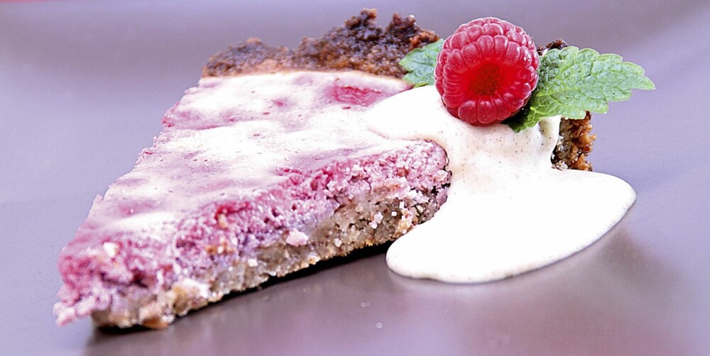 FRISTELSE: Bringebærpai kan serveres med friske bær og crème fraichê. FRISTELSE: Bringebærpai kan serveres med friske bær og crème fraichê.