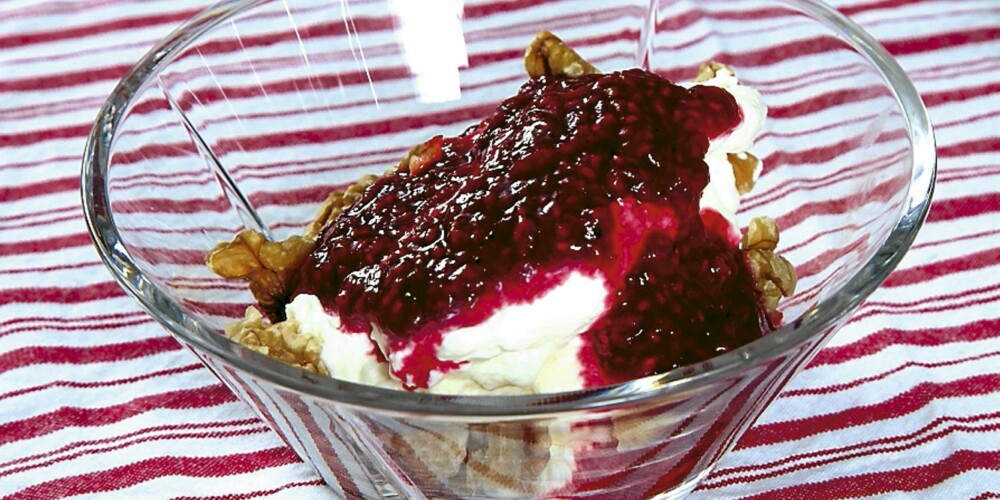 RISKREM med rød saus, laget med cottage cheese, kremfløte, bringebær og kanelstenger. RISKREM med rød saus, laget med cottage cheese, kremfløte, bringebær og kanelstenger.