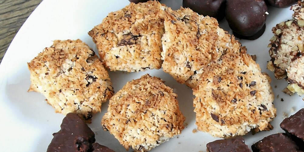 KOKOSMAKRONER med sukrinmelis og sjokolade. KOKOSMAKRONER med sukrinmelis og sjokolade.