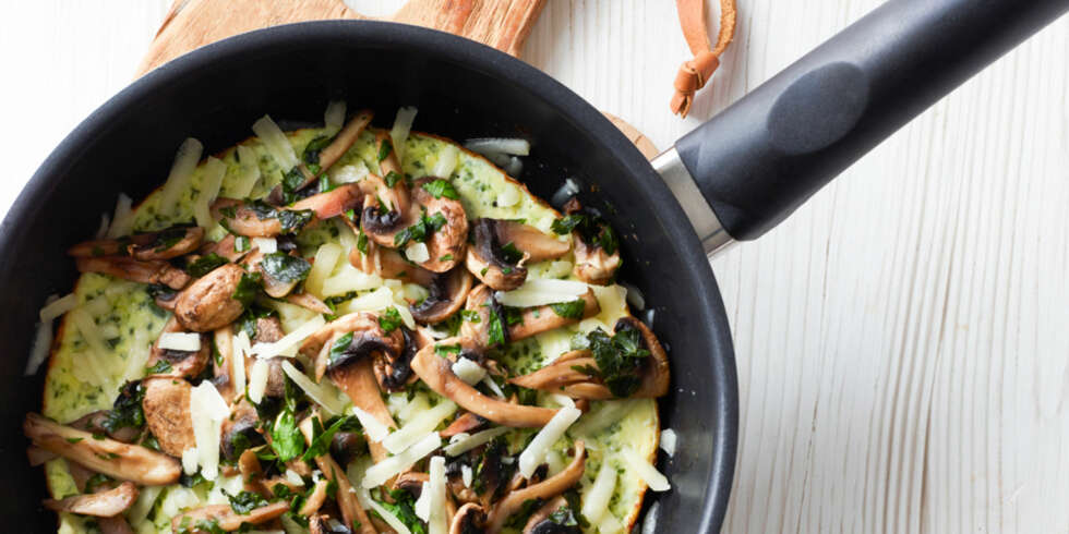 SUNN MIDDAG: Omelett kan også være middag. Både egg og sopp er mettende, og omeletten gir få kalorier. SUNN MIDDAG: Omelett kan også være middag. Både egg og sopp er mettende, og omeletten gir få kalorier.