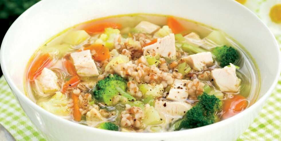 BYGGRYNSUPPE: Med gulrot, kylling og grønnsaker. BYGGRYNSUPPE: Med gulrot, kylling og grønnsaker.