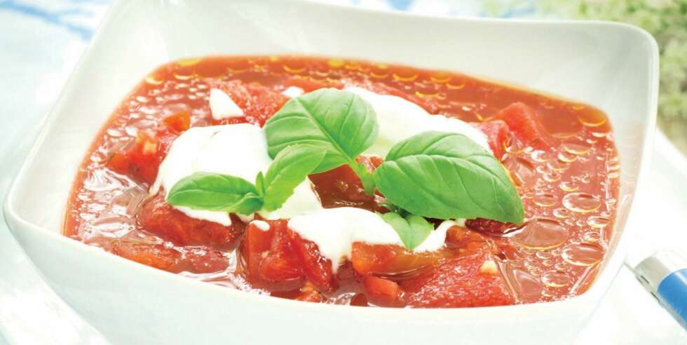 TOMATSUPPE: Med løk, hvitløk og urter. TOMATSUPPE: Med løk, hvitløk og urter.