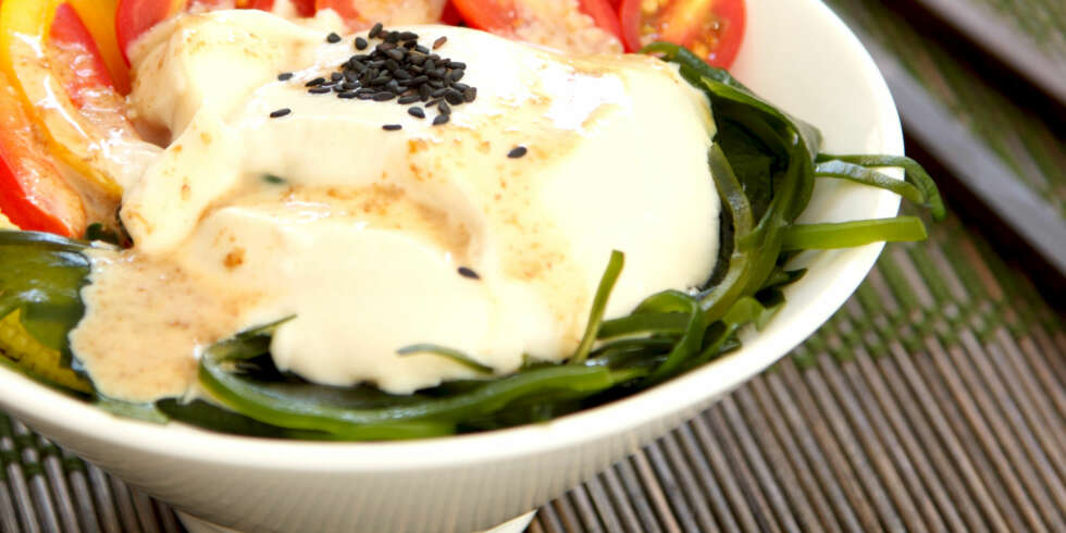 TOFUDRESSING: Tofu er laget av soyabønner og kan fint brukes i dressing. ILLUSTRASJONSFOTO: Colourbox TOFUDRESSING: Tofu er laget av soyabønner og kan fint brukes i dressing. ILLUSTRASJONSFOTO: Colourbox