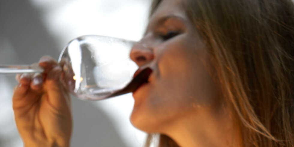 BEGRENS ALKOHOLEN: For å holde vekta i jula, kan du begrense alkoholinntaket. Ett glass rødvin inneholder 100 kalorier. BEGRENS ALKOHOLEN: For å holde vekta i jula, kan du begrense alkoholinntaket. Ett glass rødvin inneholder 100 kalorier.