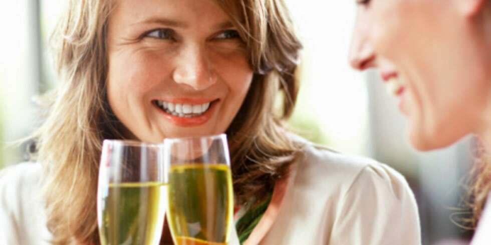 BOBLER I GLASSET? Champagne er blant de mest alkoholholdige drikkene du kan skåle i. BOBLER I GLASSET? Champagne er blant de mest alkoholholdige drikkene du kan skåle i.